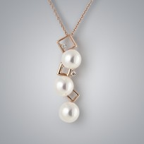 Pearl Pendant with 3 White Freshwater Pearls